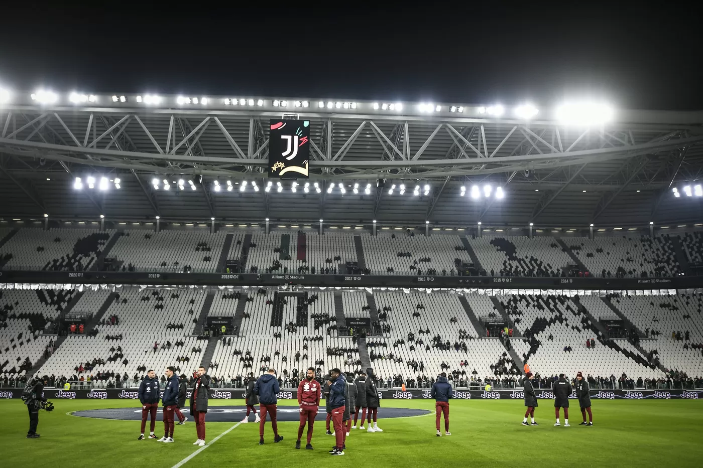 Le formazioni ufficiali di Juventus e Torino in campo per il riscaldamento