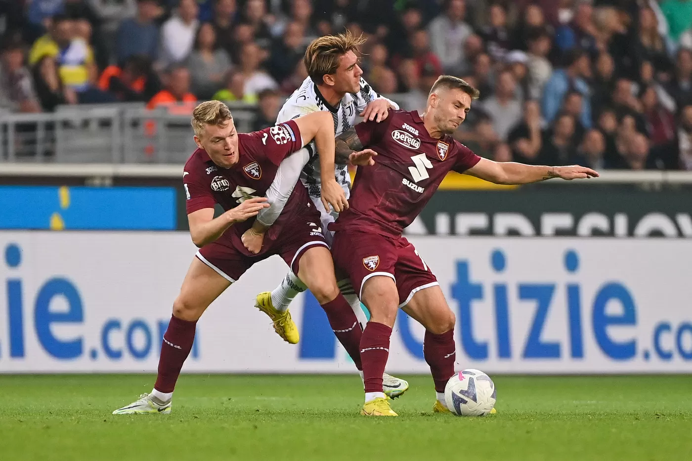 Schuurs e Linetty cercano di bloccare Vlahovic in un'azione del Derby tra Torino e Juventus di cui parla Loris Bonessi in un'intervista