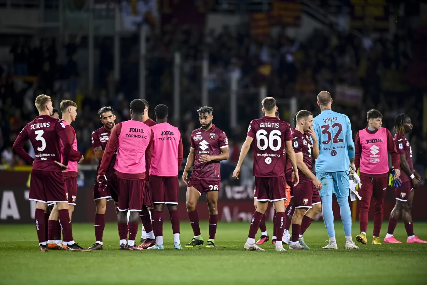 I giocatori del Torino a fine partita con la Roma sotto la curva a ringraziare i tifosi. Queste le loro pagelle