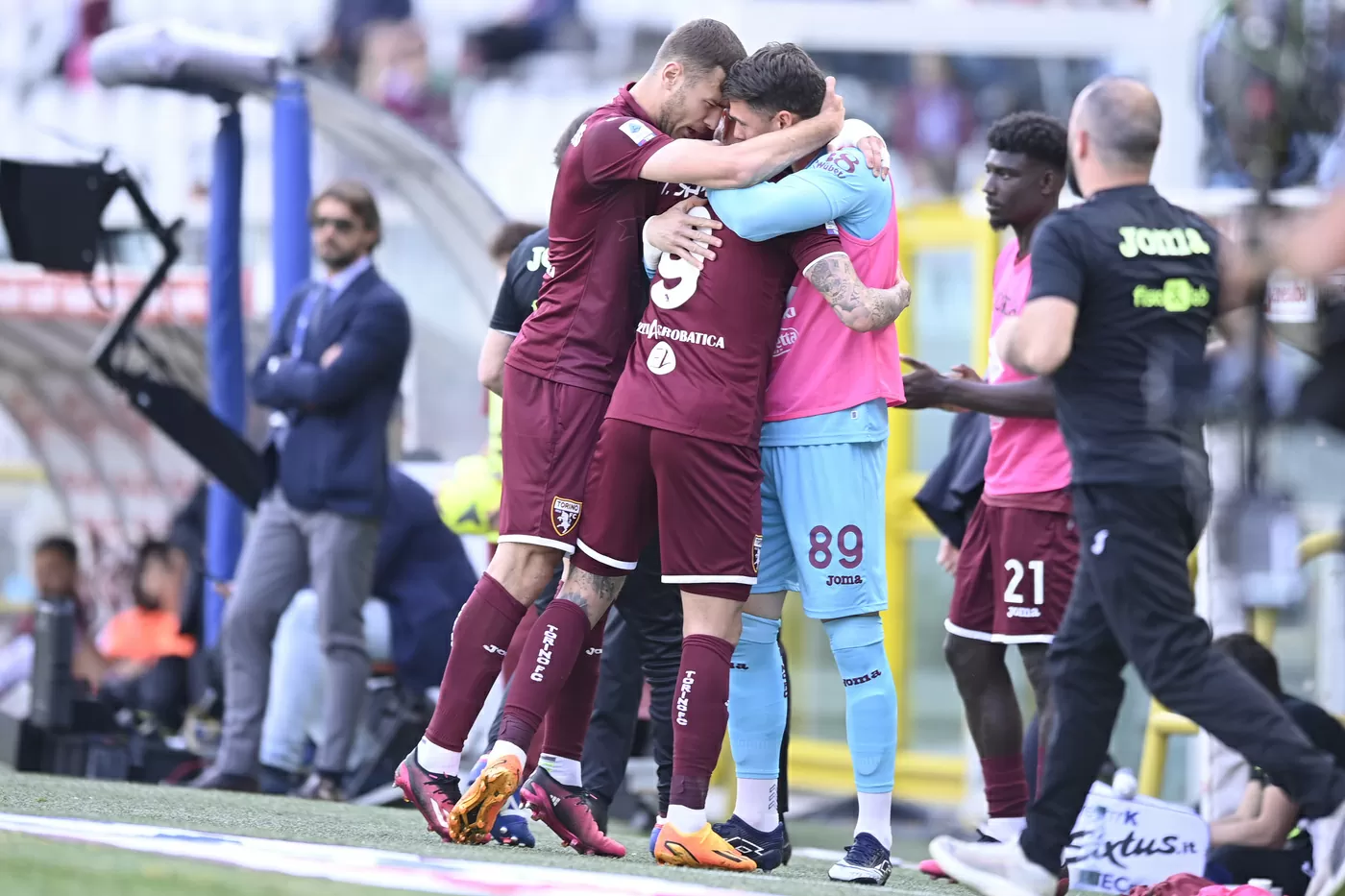Sanabria esulta abbracciato dai compagni per il gol Torino Salernitana pagelle quotidiani sportivi Serie A 2022-2023