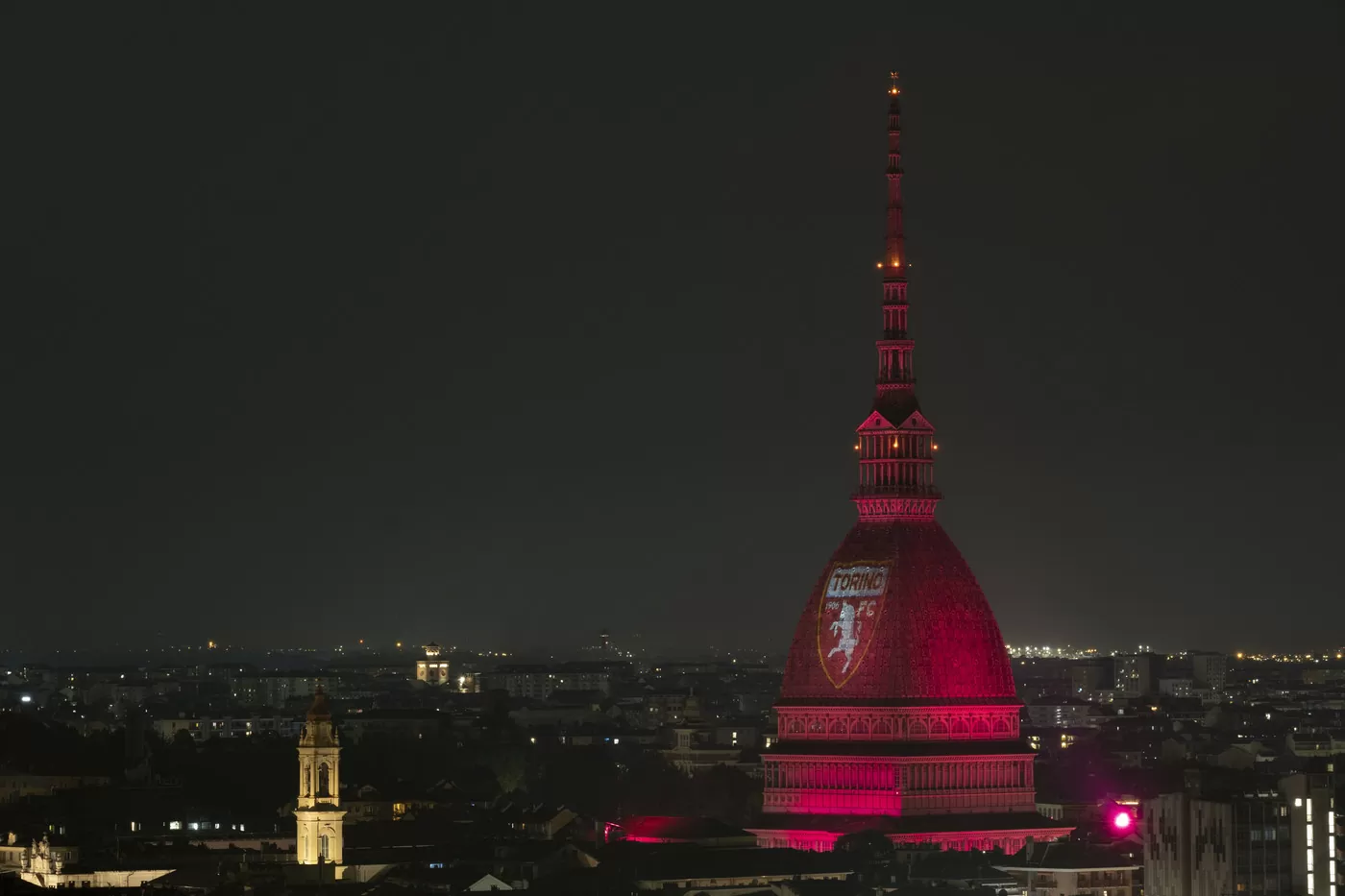 Mole Antonelliana con il colori del Torino per ricordare la Tragedia di Superga Grande Torino