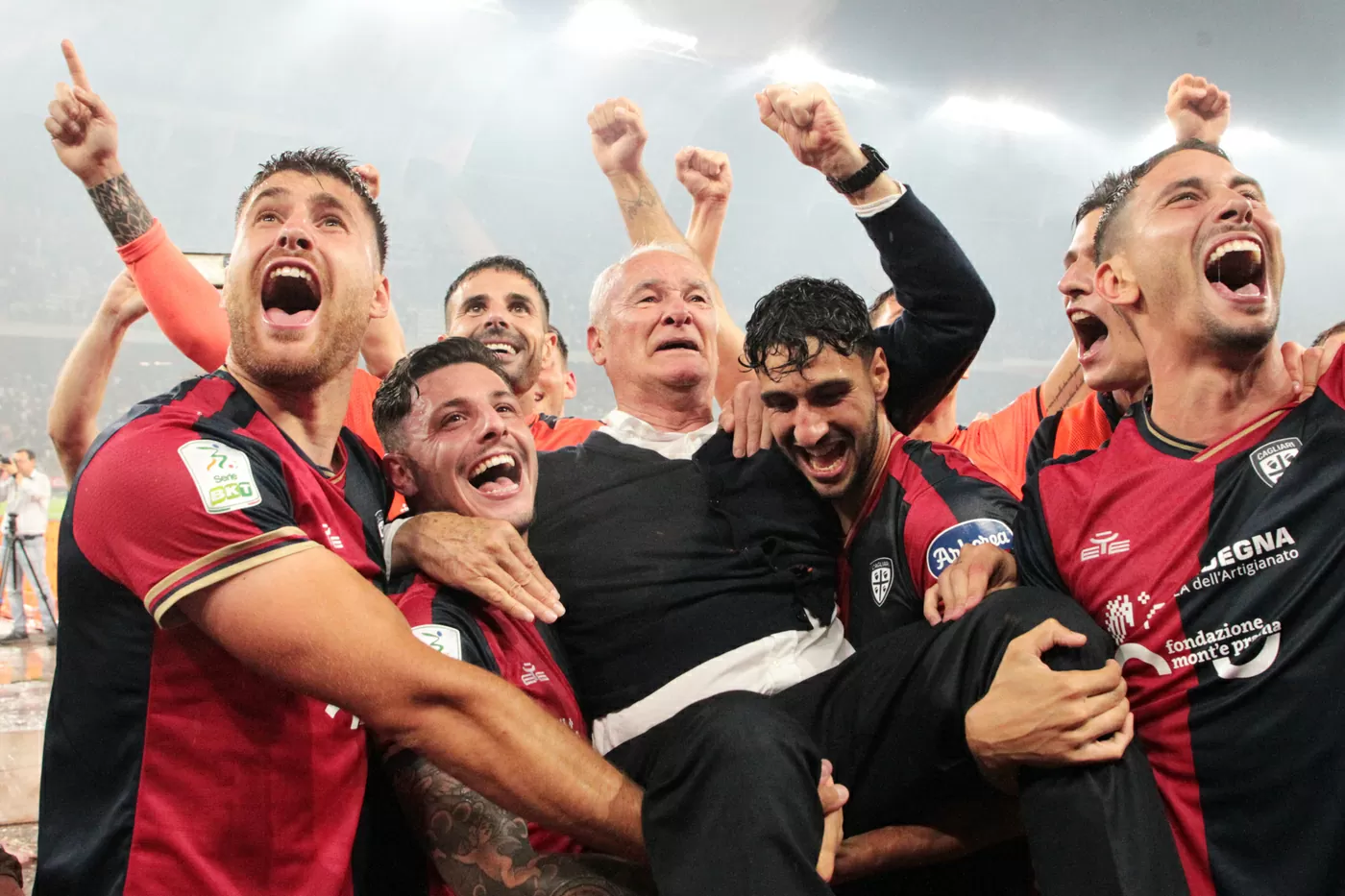 I giocatori del Calgiari esultano per la promozione in Serie A portando in trionfo Ranieri, Playoff Serie B Bari Cagliari
