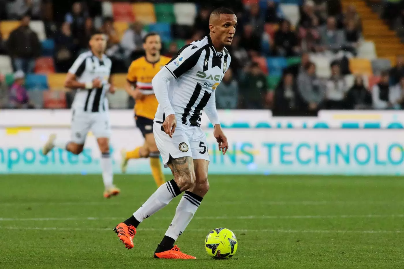 Rodrigo Becao controlla la palla in Udinese - Sampdoria