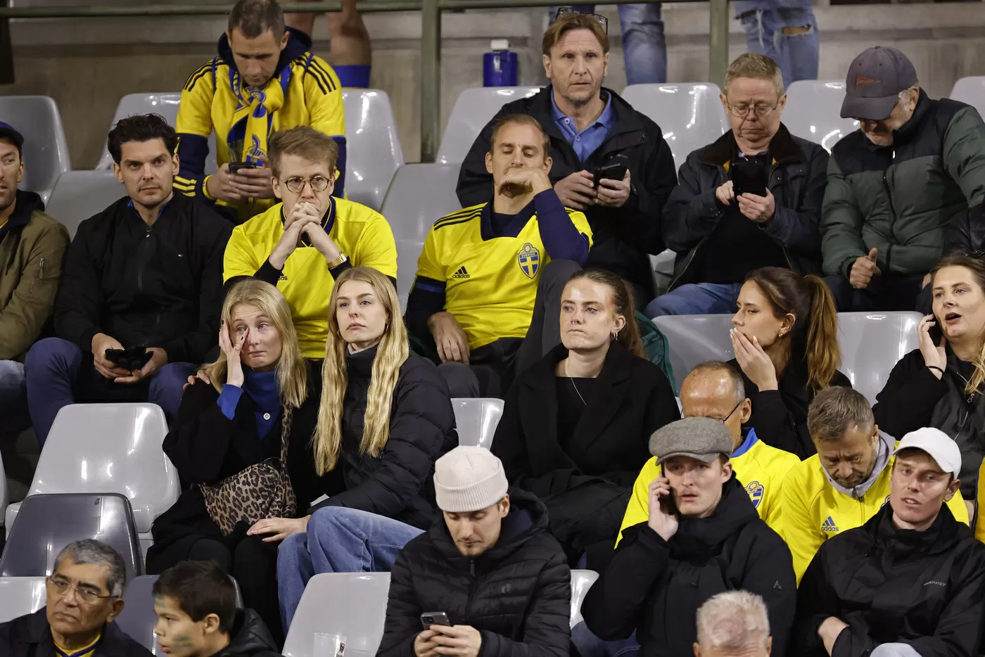 Tifosi svedesi in lacrime sugli spalti dello stadio RE Baldovino di Bruxelles dove si giocava Belgio Svezia interrotta all'intervallo per un attentato fuori dall'impianto
