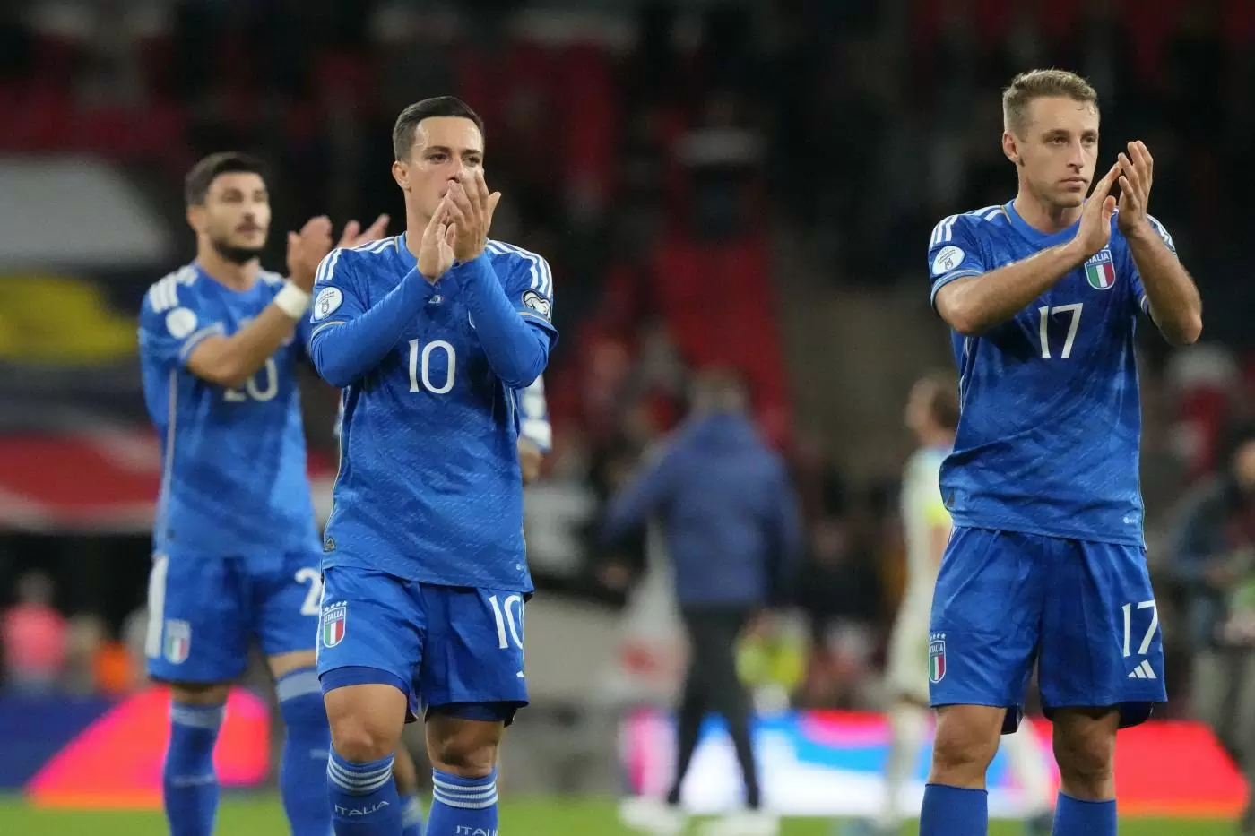 Giocatori dell'Italia che applaudono al pubblico dopo la sconfitta con l'Inghilterra nel match di qualificazione a Euro 2024